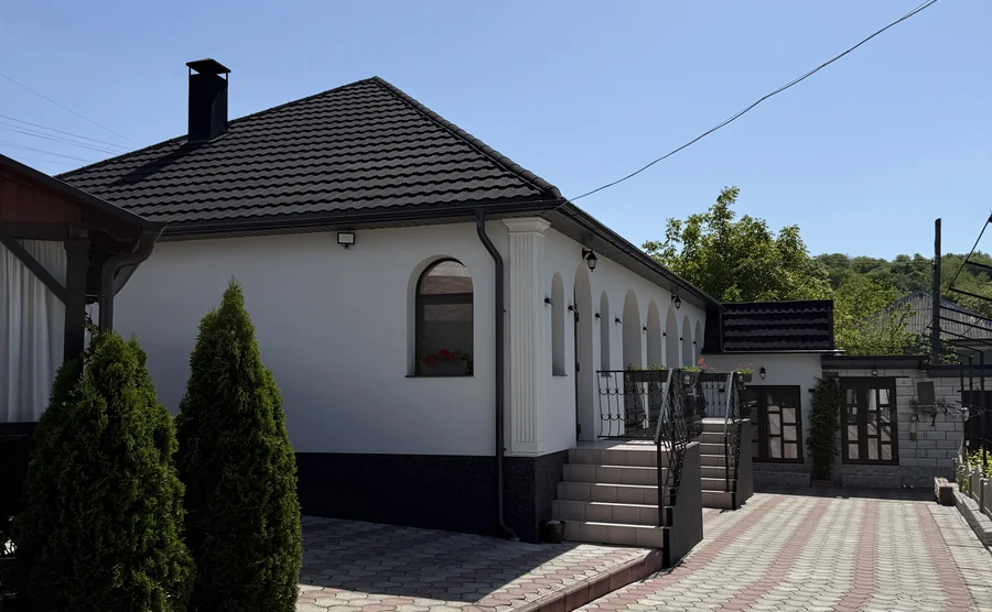 Casă cu acoperiș din țiglă metalică cu rocă vulcanică neagră — Ulmu, Ialoveni