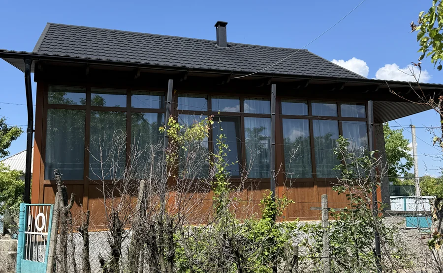 Țiglă metalică cu acoperire cu rocă vulcanică