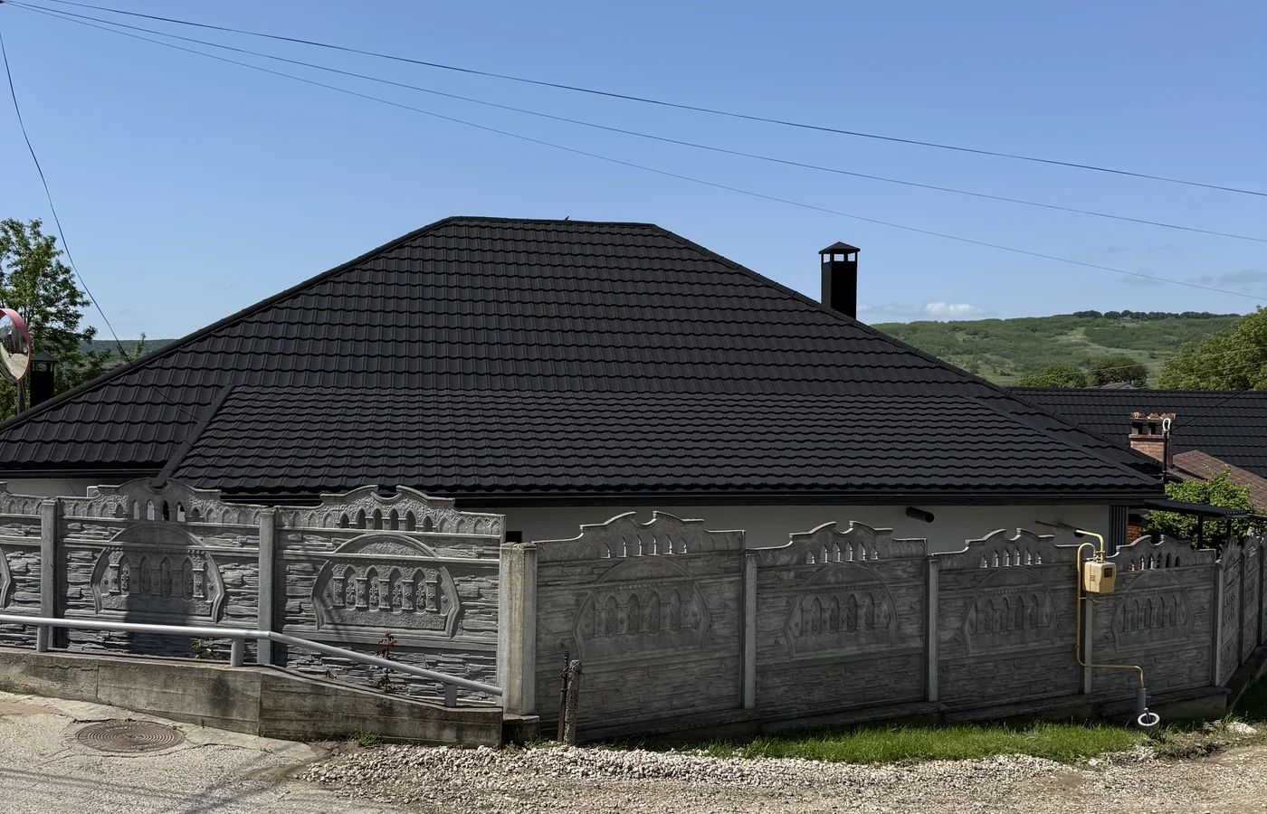 Țiglă metalică cu rocă vulcanică modelul