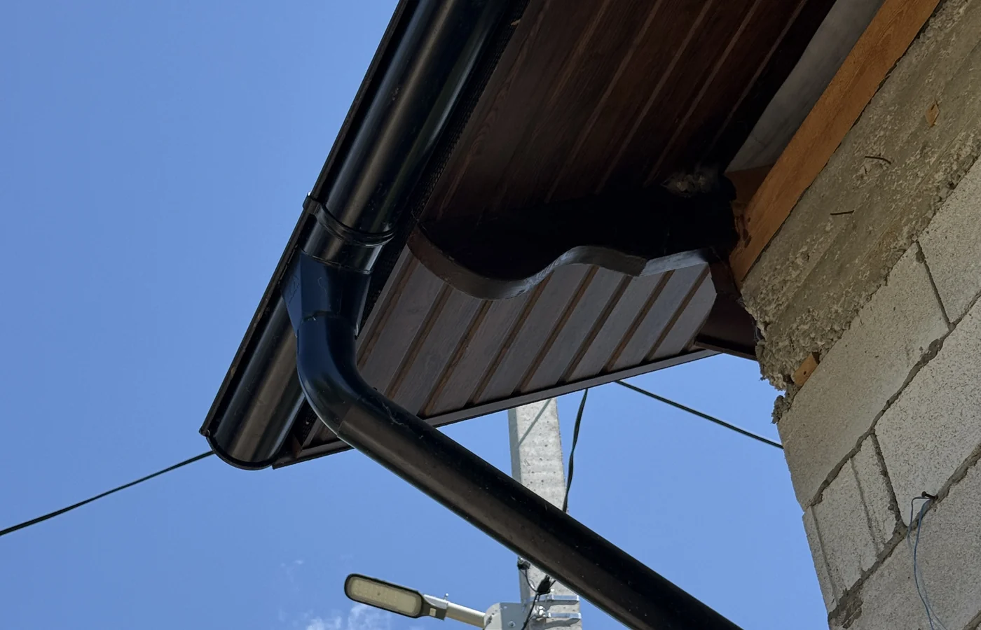 Țiglă metalică cu acoperire cu rocă vulcanică